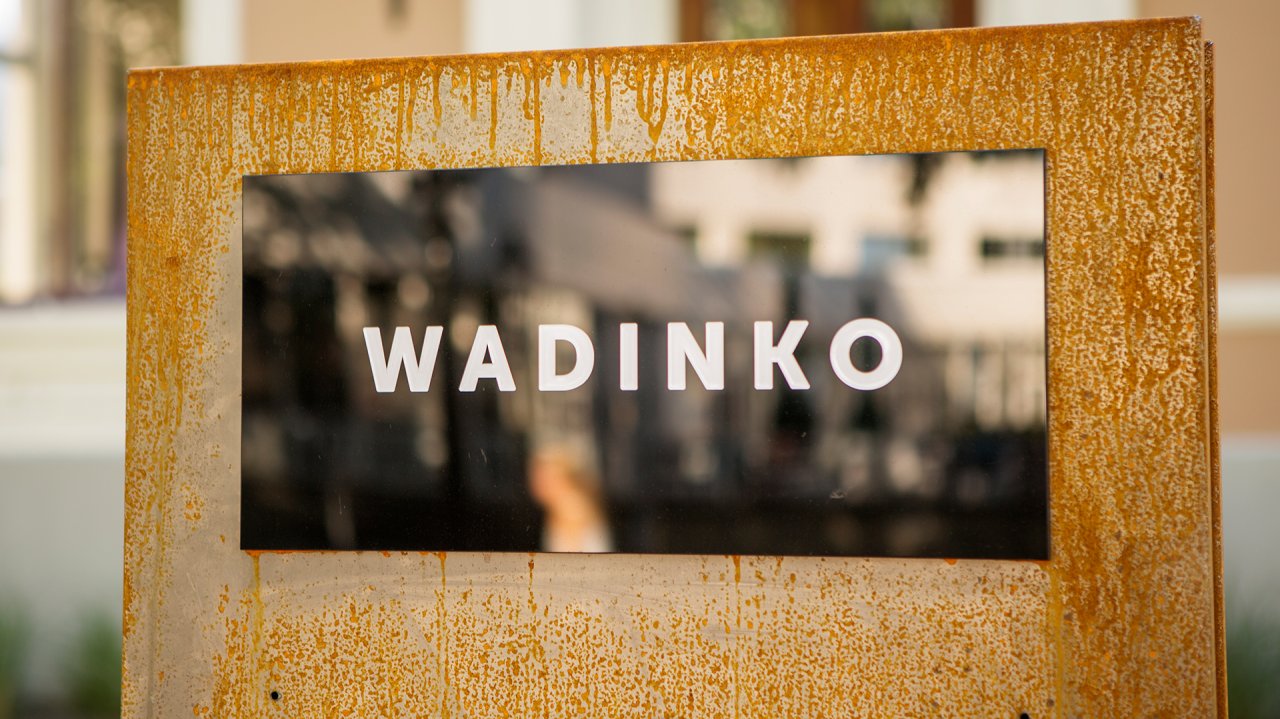 Afbeelding van het logo van het Bedrijf Wadinko op een paal voor het kantoor van Wadinko.
